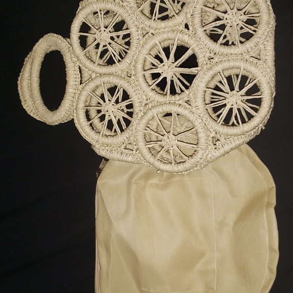 NWOT- Woven Natural Color Handbag/ Purse. 11.5 x 8. Liner included. - Picture 4 of 6